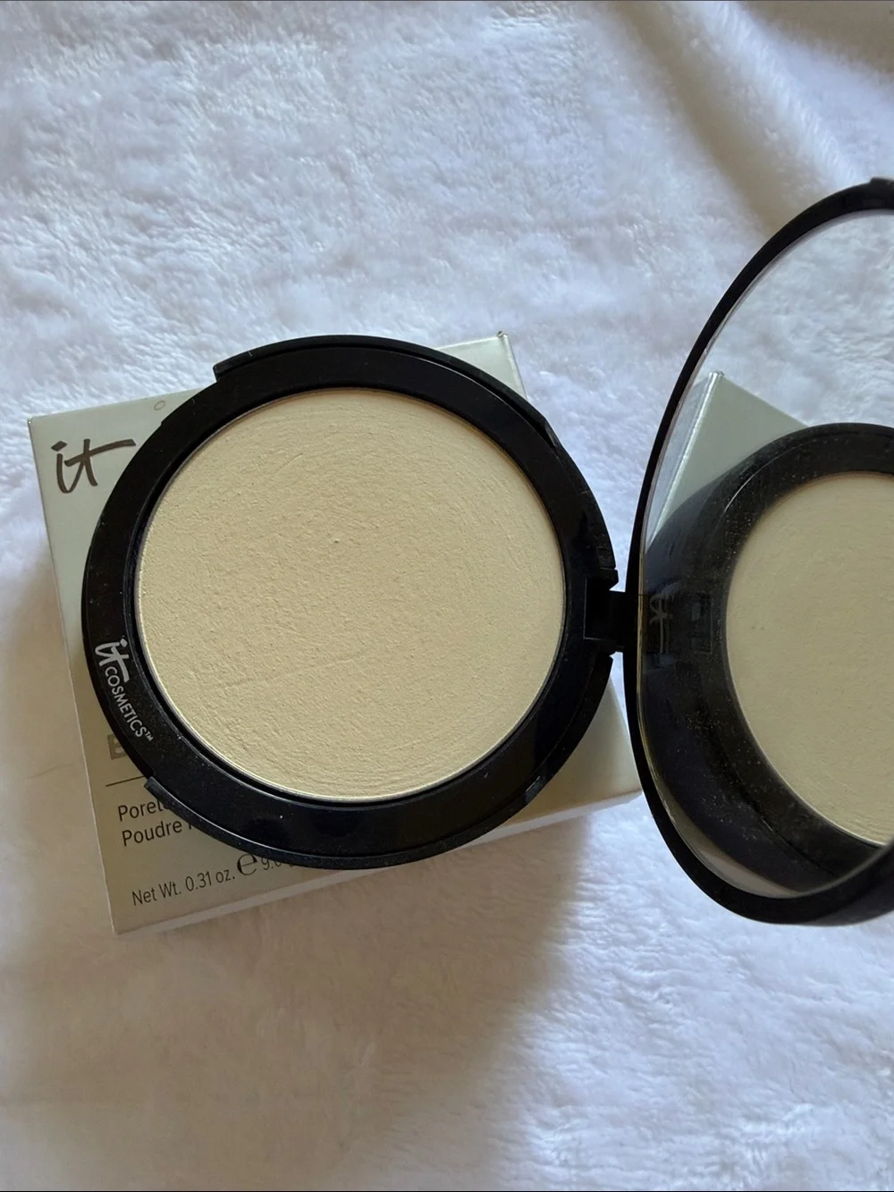 It Cosmetics bye bye pores pressed powder in translucent